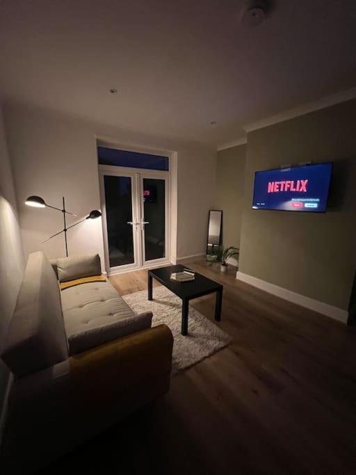 Whole House Modern Two Bedroom In Newcastle - Free Parking ภายนอก รูปภาพ